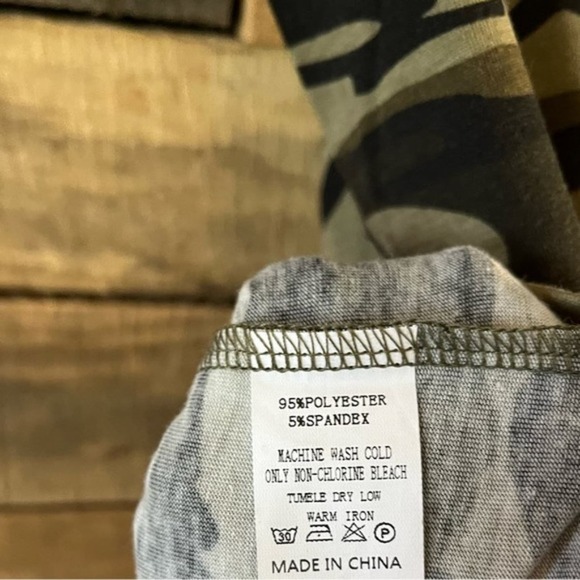 Sunshine & Rodeos Camo And Aztec Print Top Size Large - Picture 11 of 11